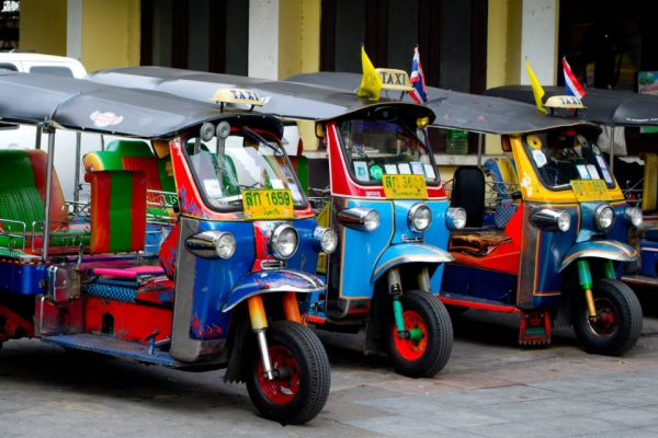 Vé máy bay đi Thái Lan Vietjet- xe Tuk Tuk